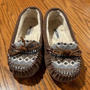 Minnetonka Brown Patterned women’s Slippers